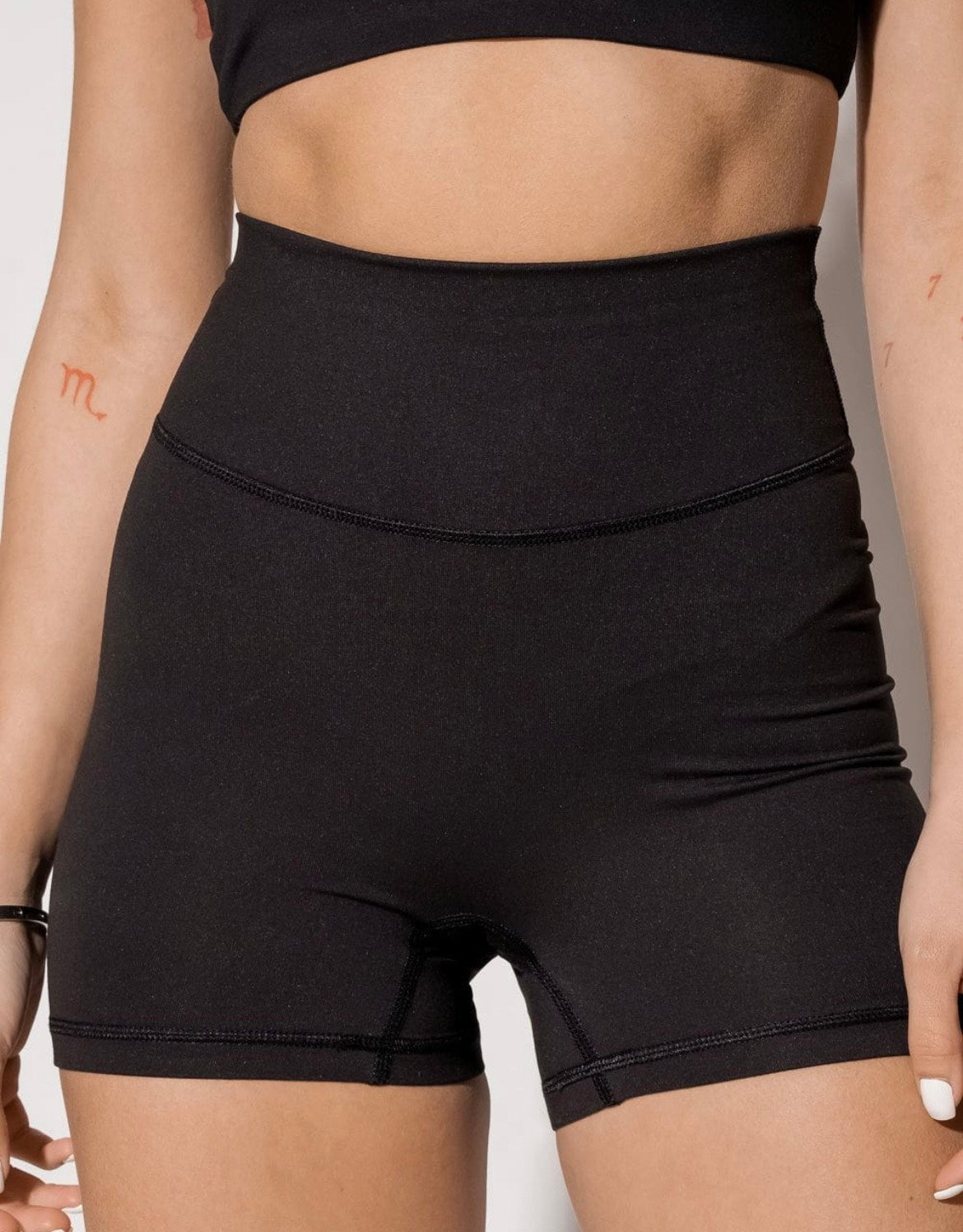 A84 Everyday Lift Short Black